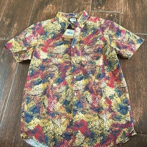 Brand New North Face men’s shirt size Medium summit gold standard fit